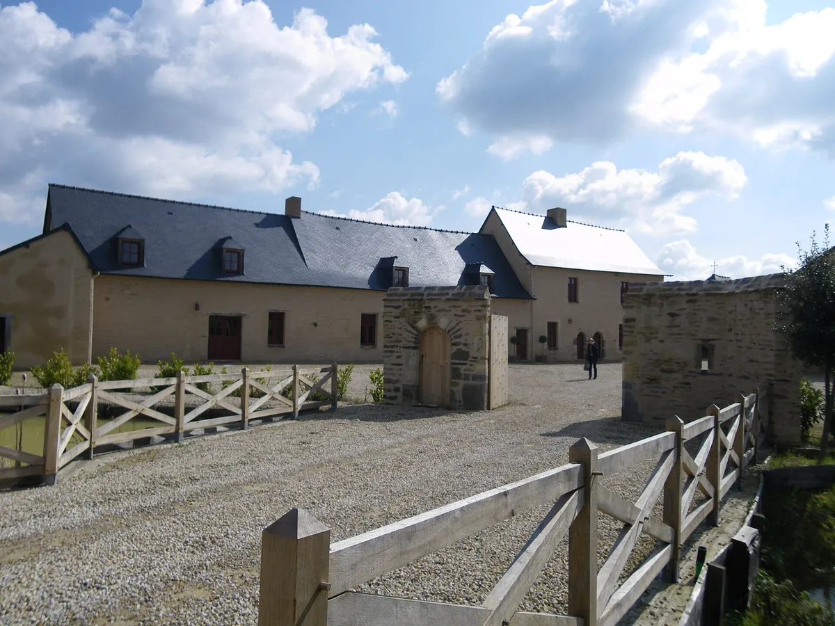 Longère restaurée avec enduit à la chaux et toiture en ardoise